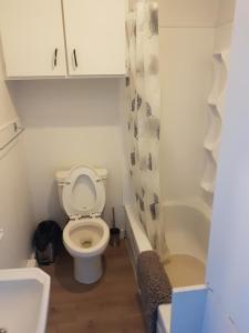 A bathroom at Gestion clin d'oeil - 503