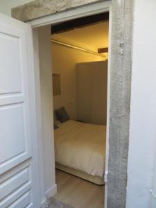 リスボンにあるHouse of Madresの小さな部屋のベッド1台が備わるベッドルーム1室