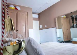 una camera da letto con un vaso di vetro su un letto di Casa Sebina - your design home just 300mt from Garda Lake a Desenzano del Garda