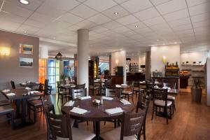 Reštaurácia alebo iné gastronomické zariadenie v ubytovaní Ramada Encore by Wyndham Geneva