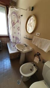 a bathroom with a sink and a toilet and a shower at Pensión Residencia Buenos Aires in Vigo