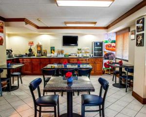 A restaurant or other place to eat at Quality Inn & Suites North Gibsonia