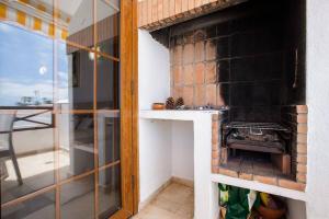 una cucina con camino in mattoni in una stanza di 2 Bedroom apartment for 4 people in Tenerife ad Adeje