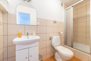 een badkamer met een toilet en een wastafel bij Agroturystyka-Wislocka in Hoszów