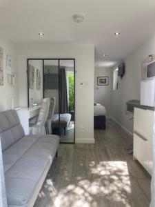 uma sala de estar com um sofá e um quarto em Brand new apartment in Knutsford em Knutsford