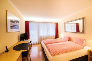 Un pat sau paturi într-o cameră la Hotel Weisses Kreuz