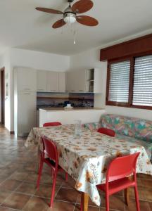 eine Küche und ein Esszimmer mit einem Tisch und Stühlen in der Unterkunft Vacanze Porto Cesareo Salento in Torre Lapillo