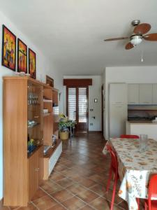 eine Küche und ein Esszimmer mit einem Tisch in der Unterkunft Vacanze Porto Cesareo Salento in Torre Lapillo