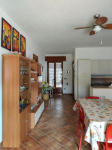 a kitchen and a dining room with a table at Vacanze Porto Cesareo Salento in Torre Lapillo