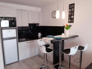 Kuchyňa alebo kuchynka v ubytovaní Apartamenty Asis