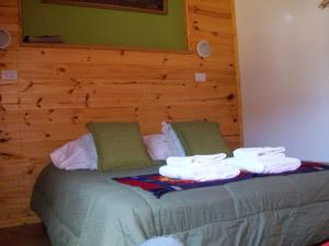 Bett in einem Zimmer mit Handtüchern darauf in der Unterkunft La Ribera - Saint Exupéry 90 in El Chalten