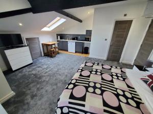 um quarto grande com uma cama e uma cozinha em The Ashcroft Apartments - Free Parking em Manchester