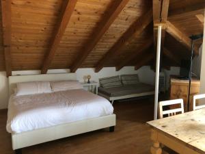 Posteľ alebo postele v izbe v ubytovaní Trento City Loft