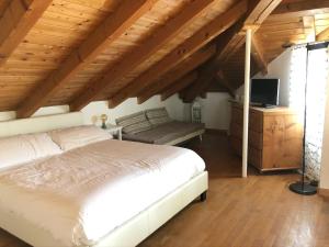 Televízia a/alebo spoločenská miestnosť v ubytovaní Trento City Loft