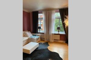 - un salon avec un canapé et une fenêtre dans l'établissement Perfekter Altbaucharme in zentraler Lage !, à Kiel