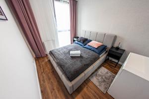 מיטה או מיטות בחדר ב-Euro Apartments New Gardens Delux