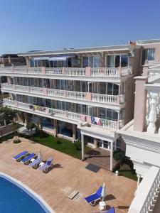 an aerial view of a hotel with chairs and a swimming pool at Perla Del Mar Aparthotel in Lozenets