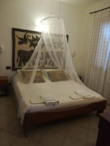 1 dormitorio con 1 cama con mosquitera en Pedra do Sol Praia Estoril Sal Rei FREE WI-FI, en Sal Rei