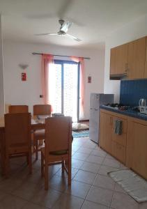 a kitchen and dining room with a table and chairs at Pedra do Sol Praia Estoril Sal Rei FREE WI-FI in Sal Rei