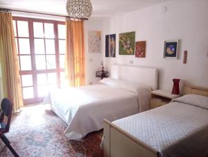 Villa Corrias tesisinde bir odada yatak veya yataklar