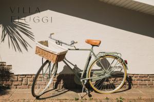 Катание на велосипеде по территории Villa Fluggi или окрестностям