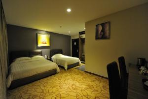 Un pat sau paturi într-o cameră la Milano Hotel