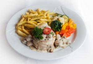 Makanan di atau berdekatan hotel