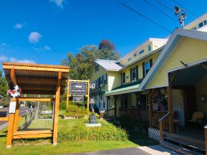 uma rua numa pequena cidade com uma placa e edifícios em Gray Ghost Inn em West Dover