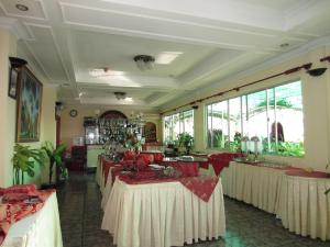 een restaurant met tafels met rode en witte tafelkleden bij Saigon Can Tho Hotel in Can Tho