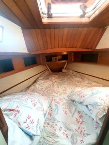 ブローニュ・シュル・メールにあるAlta Mar, Nuit insolite sur l'eauの窓付きの小さな部屋のベッド1台分です。