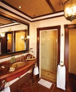een badkamer met een wastafel en een grote spiegel bij Zimbali Lodge by Dream Resorts in Ballito