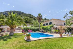 een huis met een zwembad in een tuin bij U Coste en Pollensa in Pollença
