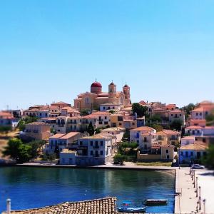 un grupo de casas en una colina junto a un río en Galaxidi Sea View Apartment , Galaxidi en Galaxidi