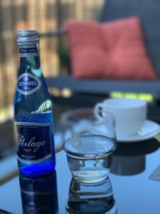 een fles water zittend op een tafel bij apartament LeśnaCedzyna in Kielce