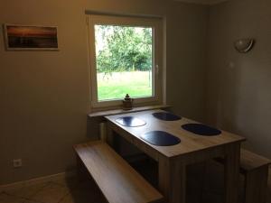 ein Bad mit einem Fenster und einem Tisch mit 4 Waschbecken in der Unterkunft Mühlenweg- Tante Lise in Süderlügum