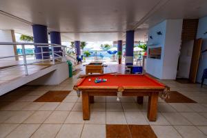 una mesa de billar en el medio de una habitación en H Ponta Negra Beach, en Natal
