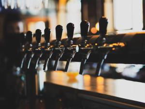 Hol lub bar w obiekcie Legnicki Browar Książęcy Hotel i Restauracja