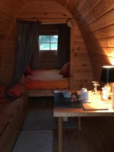 Postel nebo postele na pokoji v ubytování Norwell view farm glamping with hot tubs