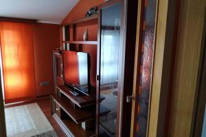 salon z telewizorem i szklanymi drzwiami w obiekcie CASA BUITURON w mieście Cee