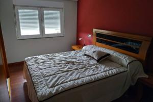 sypialnia z dużym łóżkiem i oknem w obiekcie CASA BUITURON w mieście Cee