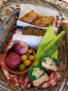 ein Korb mit Brot und anderen Lebensmitteln in der Unterkunft Mas Sarrat Apartment in Lherm