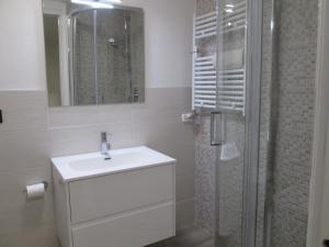 Et badeværelse på Cervinia appartamento Pineta