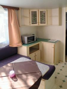 A kitchen or kitchenette at Victoria mobilehome in camping Stella del Sud Még 16 kép