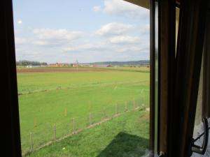 uitzicht op een veld vanuit een raam bij Ferienwohnung Rösch in Feuchtwangen