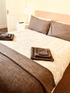 Una cama con una bandeja encima. en AC Lounge 125 en Rochford