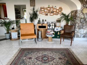 uma sala de estar com duas cadeiras e um tapete em Black Market Hotel em Ischia
