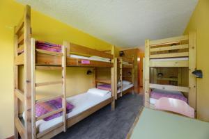 um quarto com quatro beliches numa casa em Auberge de Jeunesse HI Séez em Séez