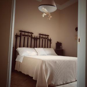 una camera con letto e ventilatore a soffitto di B&B Il giardino ritrovato a Monteroni di Lecce
