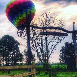 ein Heißluftballon ist an einer Stange befestigt in der Unterkunft Hospedaria Rural Recanto Verde dos Canyons in Praia Grande