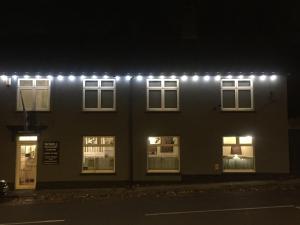 um edifício com luzes acesas à noite em Newell Bistro and Rooms em Sherborne